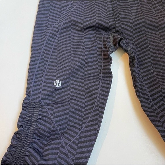 Lululemon In The Flow Crop II Heathered Naval Blue
Seamless Size 4 - Picture 8 of 13